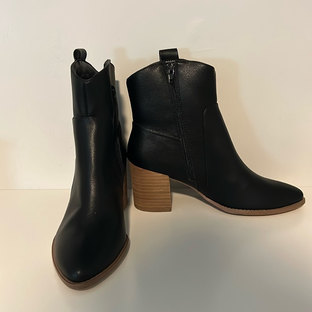 Women’s 8.5 Black Dolce Vita Toro